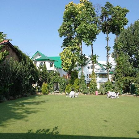 Hotel Mirage Srinagar  Exterior photo