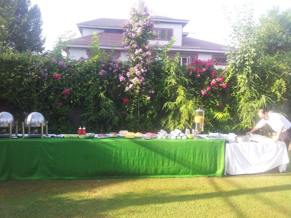 Hotel Mirage Srinagar  Exterior photo